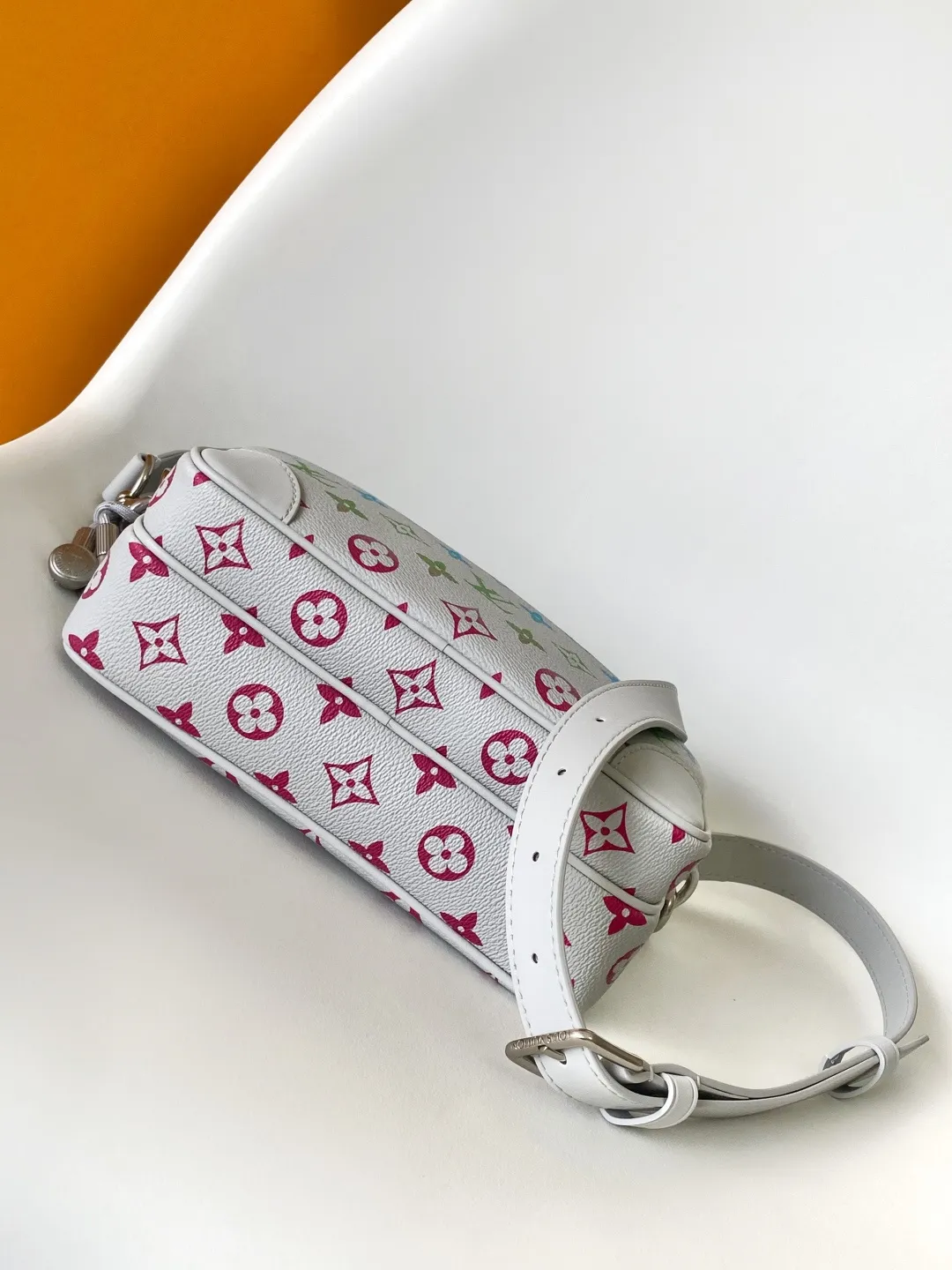 💰1180 Top original order M13897 Top original order Dynamic code change Nil handbag is fashionable and compact. It belongs to the Monogram Archive series. The body is made of Monogram coated canvas and decorated with cow leather trim. Combining vintage details with modern elegance, the bag features reinforced corners and Pharrell Williams' new pearl zippers. The detachable handle and strap are flexible and portable. 25.0 x 17.5 x 11.0 cm (L x H x W) • Monogram coated canvas • Distressed cowhide leather trim • Textile lining • Distressed hardware • Zip closure • Zip front pocket • Main compartment • Interior patch pocket • Shoulder strap: removable, adjustable • Strap half length: 49.0 cm • Strap half length adjustable to: 59.0 cm • Handle: single handle, removable