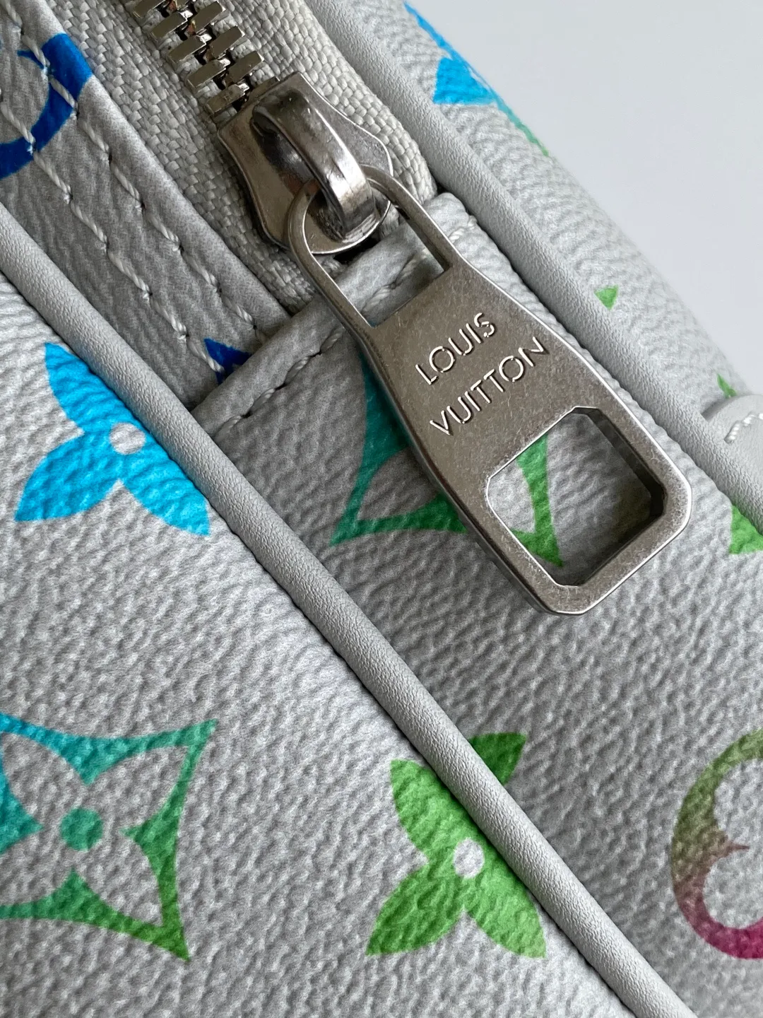 💰1180 Top original order M13897 Top original order Dynamic code change Nil handbag is fashionable and compact. It belongs to the Monogram Archive series. The body is made of Monogram coated canvas and decorated with cow leather trim. Combining vintage details with modern elegance, the bag features reinforced corners and Pharrell Williams' new pearl zippers. The detachable handle and strap are flexible and portable. 25.0 x 17.5 x 11.0 cm (L x H x W) • Monogram coated canvas • Distressed cowhide leather trim • Textile lining • Distressed hardware • Zip closure • Zip front pocket • Main compartment • Interior patch pocket • Shoulder strap: removable, adjustable • Strap half length: 49.0 cm • Strap half length adjustable to: 59.0 cm • Handle: single handle, removable
