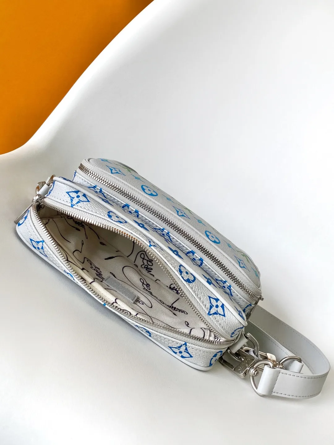 💰1180 Top original order M13897 Top original order Dynamic code change Nil handbag is fashionable and compact. It belongs to the Monogram Archive series. The body is made of Monogram coated canvas and decorated with cow leather trim. Combining vintage details with modern elegance, the bag features reinforced corners and Pharrell Williams' new pearl zippers. The detachable handle and strap are flexible and portable. 25.0 x 17.5 x 11.0 cm (L x H x W) • Monogram coated canvas • Distressed cowhide leather trim • Textile lining • Distressed hardware • Zip closure • Zip front pocket • Main compartment • Interior patch pocket • Shoulder strap: removable, adjustable • Strap half length: 49.0 cm • Strap half length adjustable to: 59.0 cm • Handle: single handle, removable