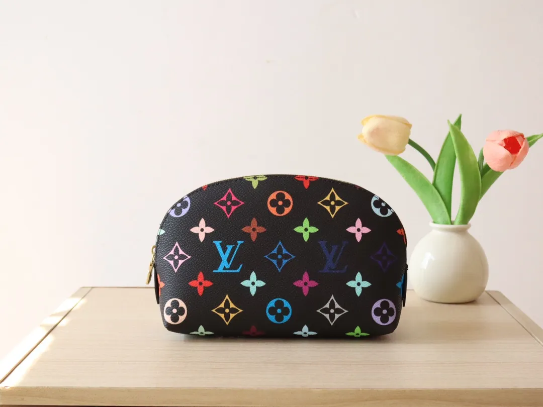 M13744 Tricolor Cosmetic Bag🌟 P360 This Monogram print is interpreted in 33 colorful colors. In 2025, Takashi Murakami and LV jointly launched the white tricolor and black tricolor. It was launched in twelve pieces and became popular around the world. It is loved by celebrities and celebrities. It is lively, childlike and friendly. Size: 19x12x6cm