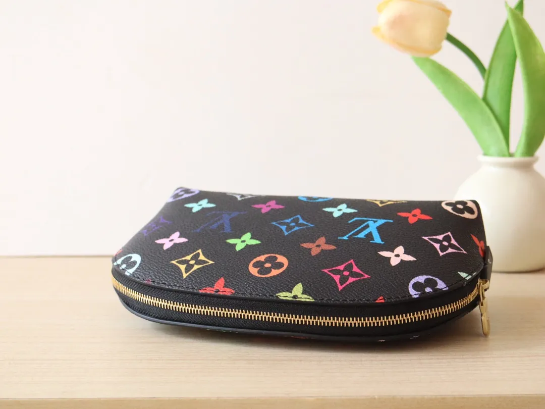 M13744 Tricolor Cosmetic Bag🌟 P360 This Monogram print is interpreted in 33 colorful colors. In 2025, Takashi Murakami and LV jointly launched the white tricolor and black tricolor. It was launched in twelve pieces and became popular around the world. It is loved by celebrities and celebrities. It is lively, childlike and friendly. Size: 19x12x6cm