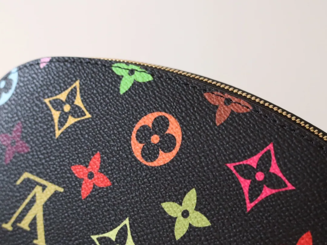 M13744 Tricolor Cosmetic Bag🌟 P360 This Monogram print is interpreted in 33 colorful colors. In 2025, Takashi Murakami and LV jointly launched the white tricolor and black tricolor. It was launched in twelve pieces and became popular around the world. It is loved by celebrities and celebrities. It is lively, childlike and friendly. Size: 19x12x6cm