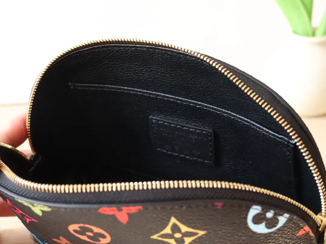 M13744 Tricolor Cosmetic Bag🌟 P360 This Monogram print is interpreted in 33 colorful colors. In 2025, Takashi Murakami and LV jointly launched the white tricolor and black tricolor. It was launched in twelve pieces and became popular around the world. It is loved by celebrities and celebrities. It is lively, childlike and friendly. Size: 19x12x6cm