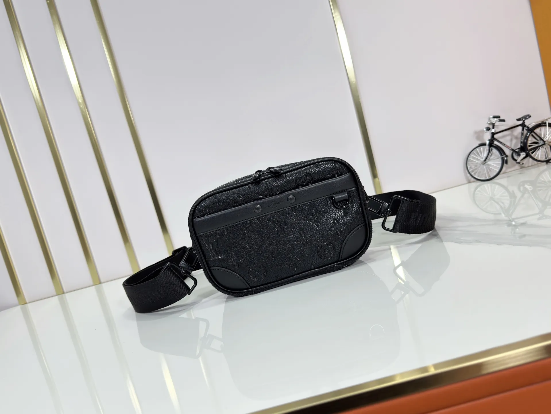 P210 Upgraded original M46955 M83383 M82542 M82544 M82801 Mini men's bag series The new Zly hx NANO ALA handbag of the season. The Neo Ala handbag condenses the design of the past Ala handbag with rounded strokes and uses soft Monogram Eclie canvas to build a casual silhouette. The ample space is equipped with a zipper compartment and front patch pocket to hold daily necessities such as mobile phones, cards and keys, and comes with a detachable and adjustable leather shoulder strap. 18.5 x 11 x 6.5 cm.