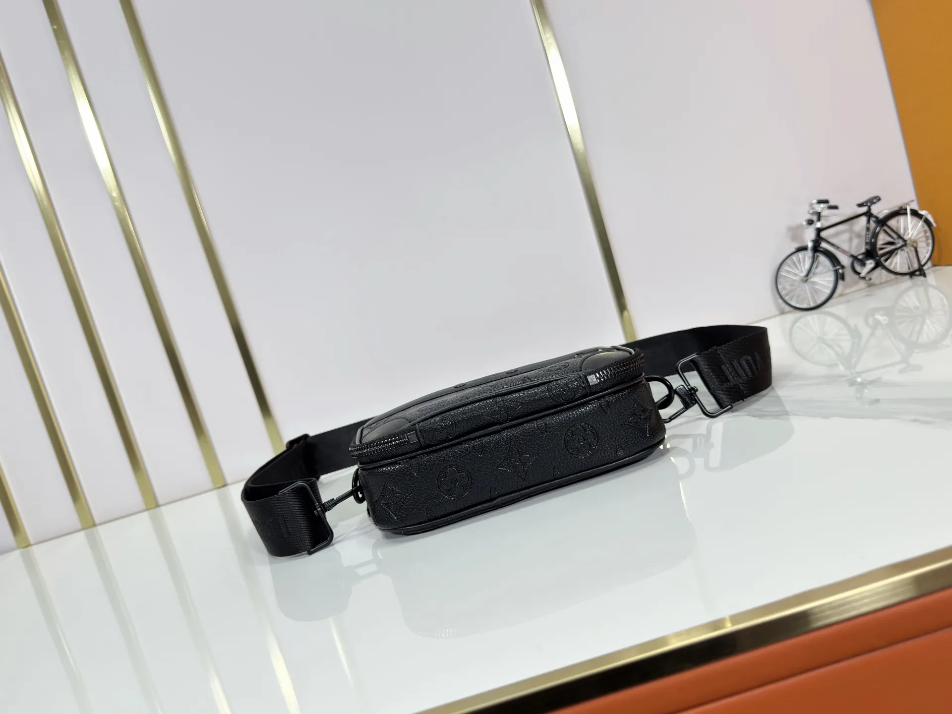 P210 Upgraded original M46955 M83383 M82542 M82544 M82801 Mini men's bag series The new Zly hx NANO ALA handbag of the season. The Neo Ala handbag condenses the design of the past Ala handbag with rounded strokes and uses soft Monogram Eclie canvas to build a casual silhouette. The ample space is equipped with a zipper compartment and front patch pocket to hold daily necessities such as mobile phones, cards and keys, and comes with a detachable and adjustable leather shoulder strap. 18.5 x 11 x 6.5 cm.