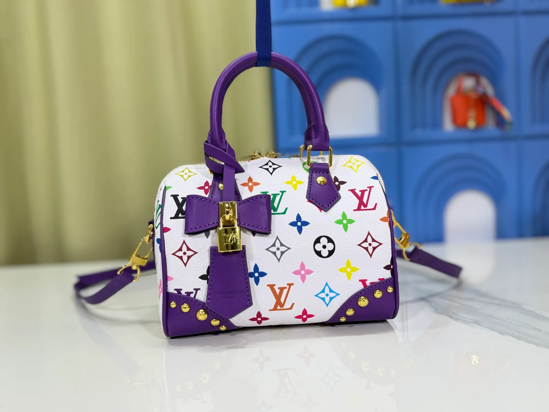 P280 upgraded original M58953 M46234 M46222 Speedy Bandoulière 20 handbag is made of soft coated canvas, and the full-length Monogram pattern is traced in colorful rainbow tones, highlighting the smart style of the Louis Vuitton x Murakami reissue series. The Toron handle and detachable shoulder strap are constructed of cow leather, the metal corners recall classic luggage elements, and the bow-shaped key bag and padlock add brand touches. Dimensions: 20.5 x 13.5 x 12.0 cm (length x height x width)