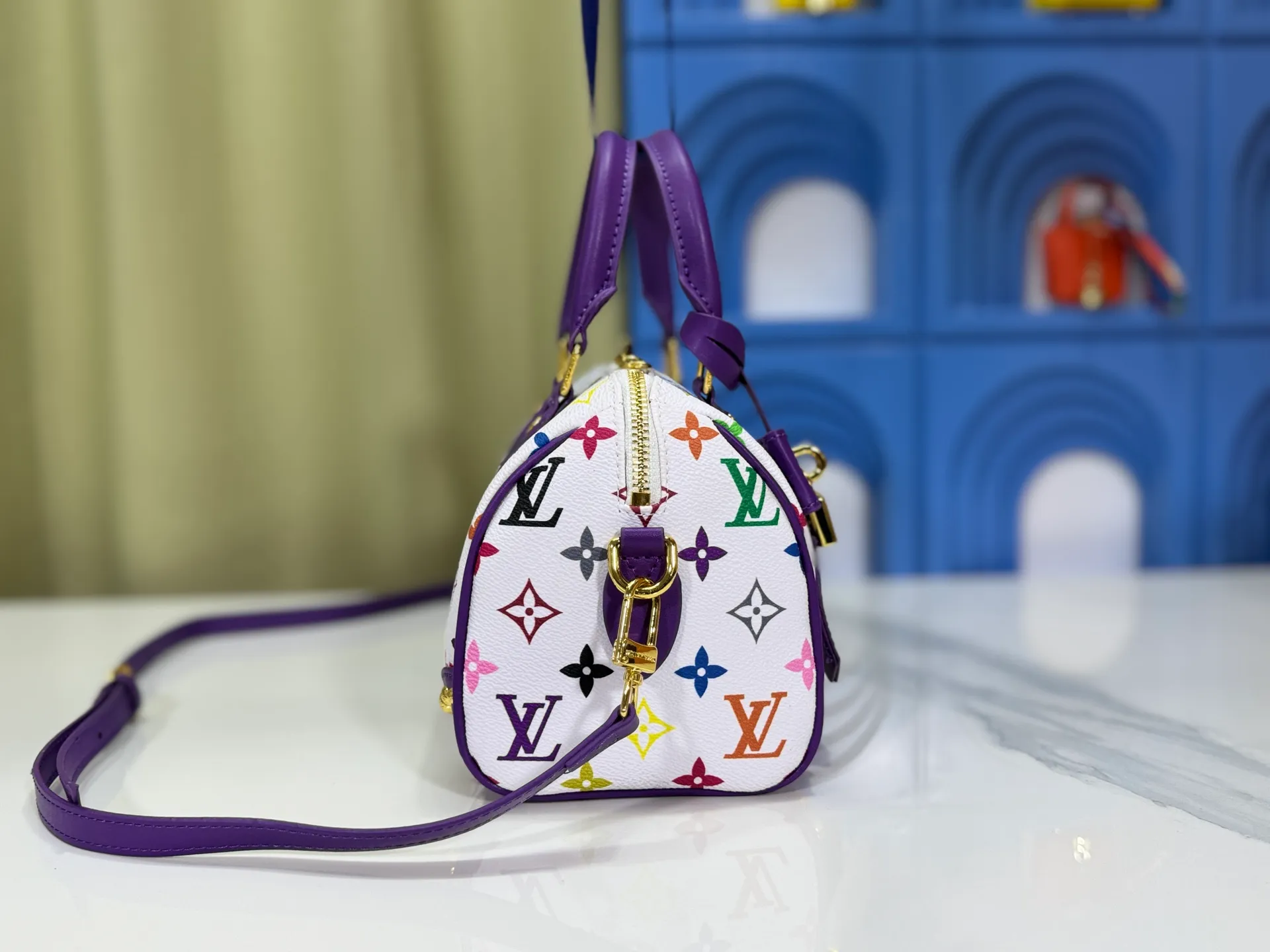 P280 upgraded original M58953 M46234 M46222 Speedy Bandoulière 20 handbag is made of soft coated canvas, and the full-length Monogram pattern is traced in colorful rainbow tones, highlighting the smart style of the Louis Vuitton x Murakami reissue series. The Toron handle and detachable shoulder strap are constructed of cow leather, the metal corners recall classic luggage elements, and the bow-shaped key bag and padlock add brand touches. Dimensions: 20.5 x 13.5 x 12.0 cm (length x height x width)