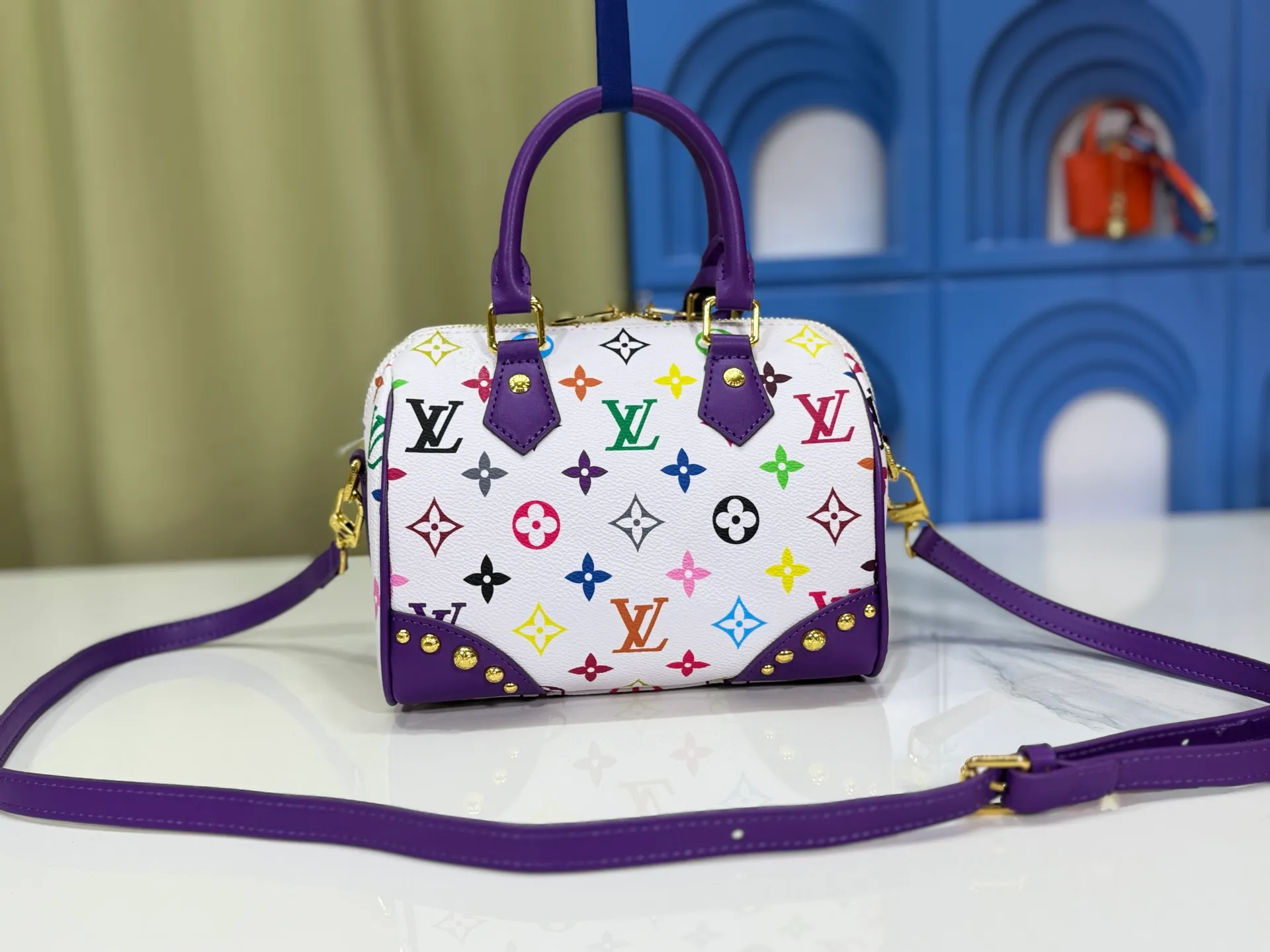 P280 upgraded original M58953 M46234 M46222 Speedy Bandoulière 20 handbag is made of soft coated canvas, and the full-length Monogram pattern is traced in colorful rainbow tones, highlighting the smart style of the Louis Vuitton x Murakami reissue series. The Toron handle and detachable shoulder strap are constructed of cow leather, the metal corners recall classic luggage elements, and the bow-shaped key bag and padlock add brand touches. Dimensions: 20.5 x 13.5 x 12.0 cm (length x height x width)