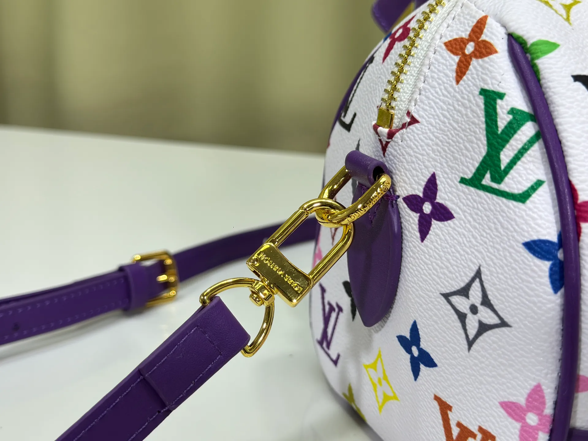 P280 upgraded original M58953 M46234 M46222 Speedy Bandoulière 20 handbag is made of soft coated canvas, and the full-length Monogram pattern is traced in colorful rainbow tones, highlighting the smart style of the Louis Vuitton x Murakami reissue series. The Toron handle and detachable shoulder strap are constructed of cow leather, the metal corners recall classic luggage elements, and the bow-shaped key bag and padlock add brand touches. Dimensions: 20.5 x 13.5 x 12.0 cm (length x height x width)