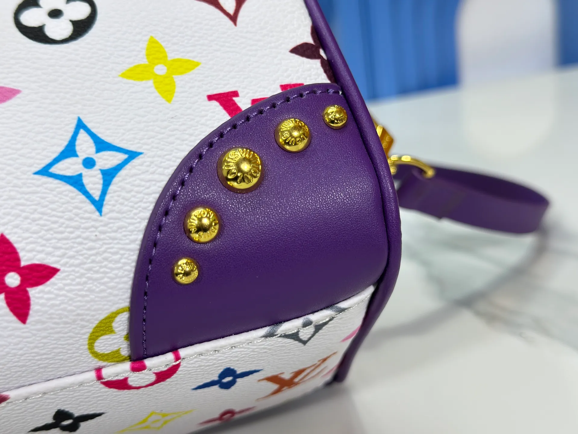 P280 upgraded original M58953 M46234 M46222 Speedy Bandoulière 20 handbag is made of soft coated canvas, and the full-length Monogram pattern is traced in colorful rainbow tones, highlighting the smart style of the Louis Vuitton x Murakami reissue series. The Toron handle and detachable shoulder strap are constructed of cow leather, the metal corners recall classic luggage elements, and the bow-shaped key bag and padlock add brand touches. Dimensions: 20.5 x 13.5 x 12.0 cm (length x height x width)
