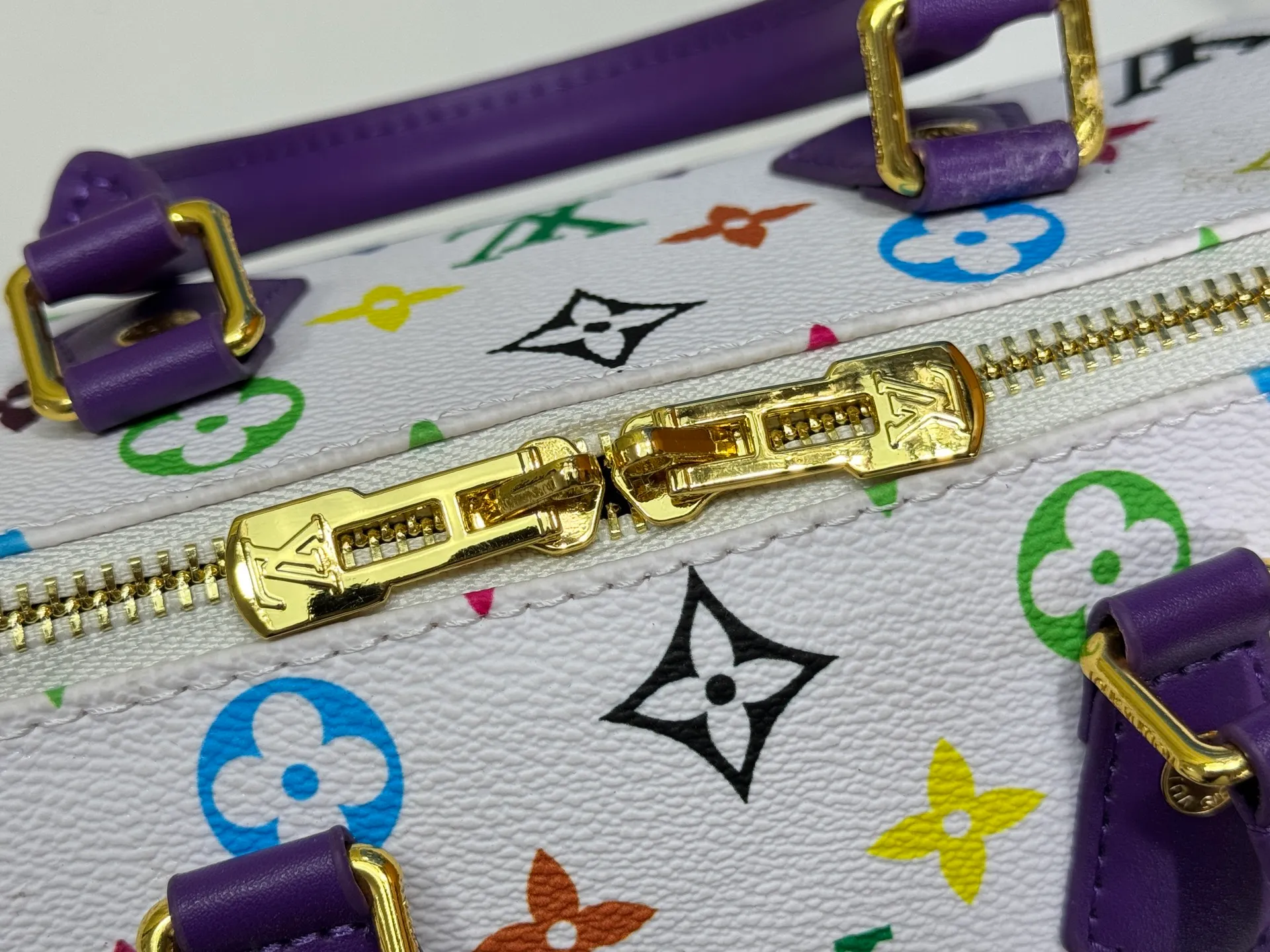P280 upgraded original M58953 M46234 M46222 Speedy Bandoulière 20 handbag is made of soft coated canvas, and the full-length Monogram pattern is traced in colorful rainbow tones, highlighting the smart style of the Louis Vuitton x Murakami reissue series. The Toron handle and detachable shoulder strap are constructed of cow leather, the metal corners recall classic luggage elements, and the bow-shaped key bag and padlock add brand touches. Dimensions: 20.5 x 13.5 x 12.0 cm (length x height x width)