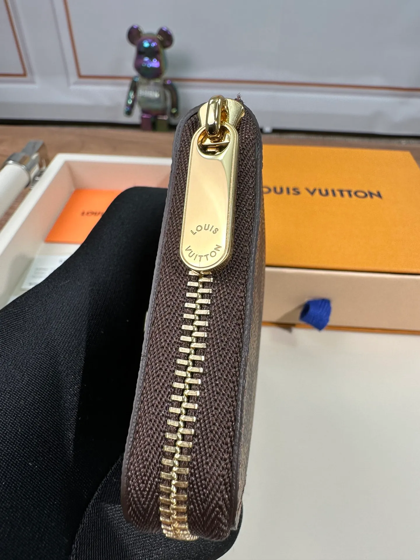P560 N63070 [Super Authentic] This zipper coin purse provides the most ideal choice for urbanites. The bag is compact and can be used to hold change, credit cards and folded banknotes. Even if the pockets on your body are small, you can easily fit it into it. 11.0X8.0x2.0cm