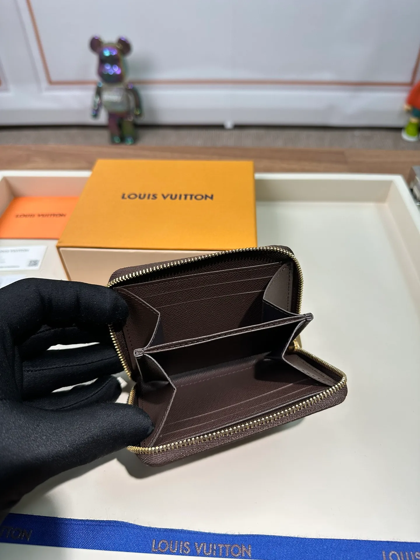 P560 N63070 [Super Authentic] This zipper coin purse provides the most ideal choice for urbanites. The bag is compact and can be used to hold change, credit cards and folded banknotes. Even if the pockets on your body are small, you can easily fit it into it. 11.0X8.0x2.0cm