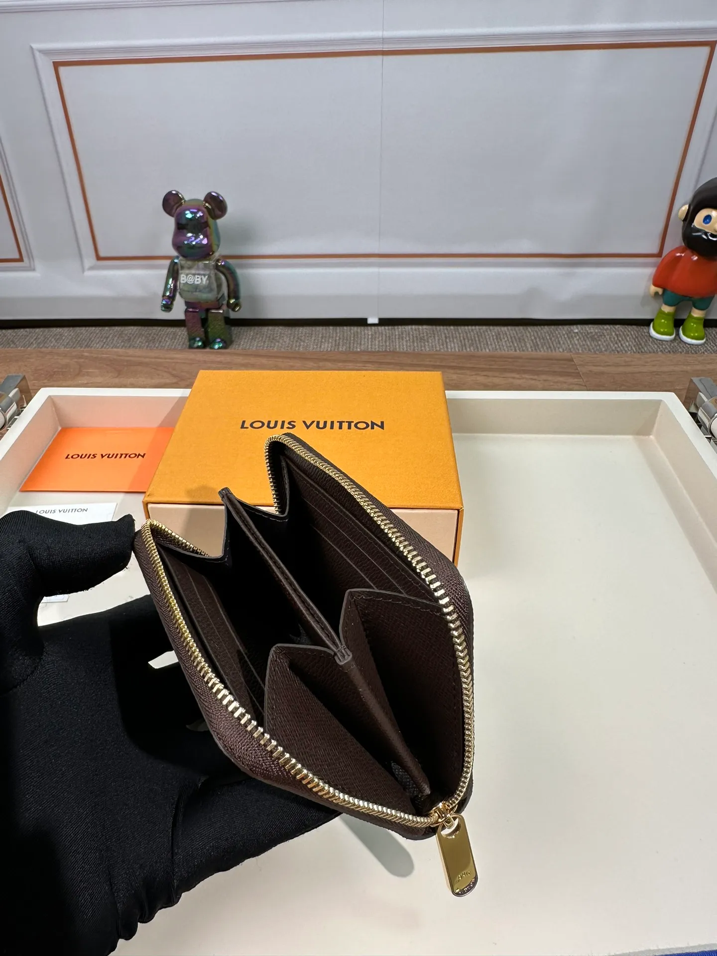 P560 N63070 [Super Authentic] This zipper coin purse provides the most ideal choice for urbanites. The bag is compact and can be used to hold change, credit cards and folded banknotes. Even if the pockets on your body are small, you can easily fit it into it. 11.0X8.0x2.0cm