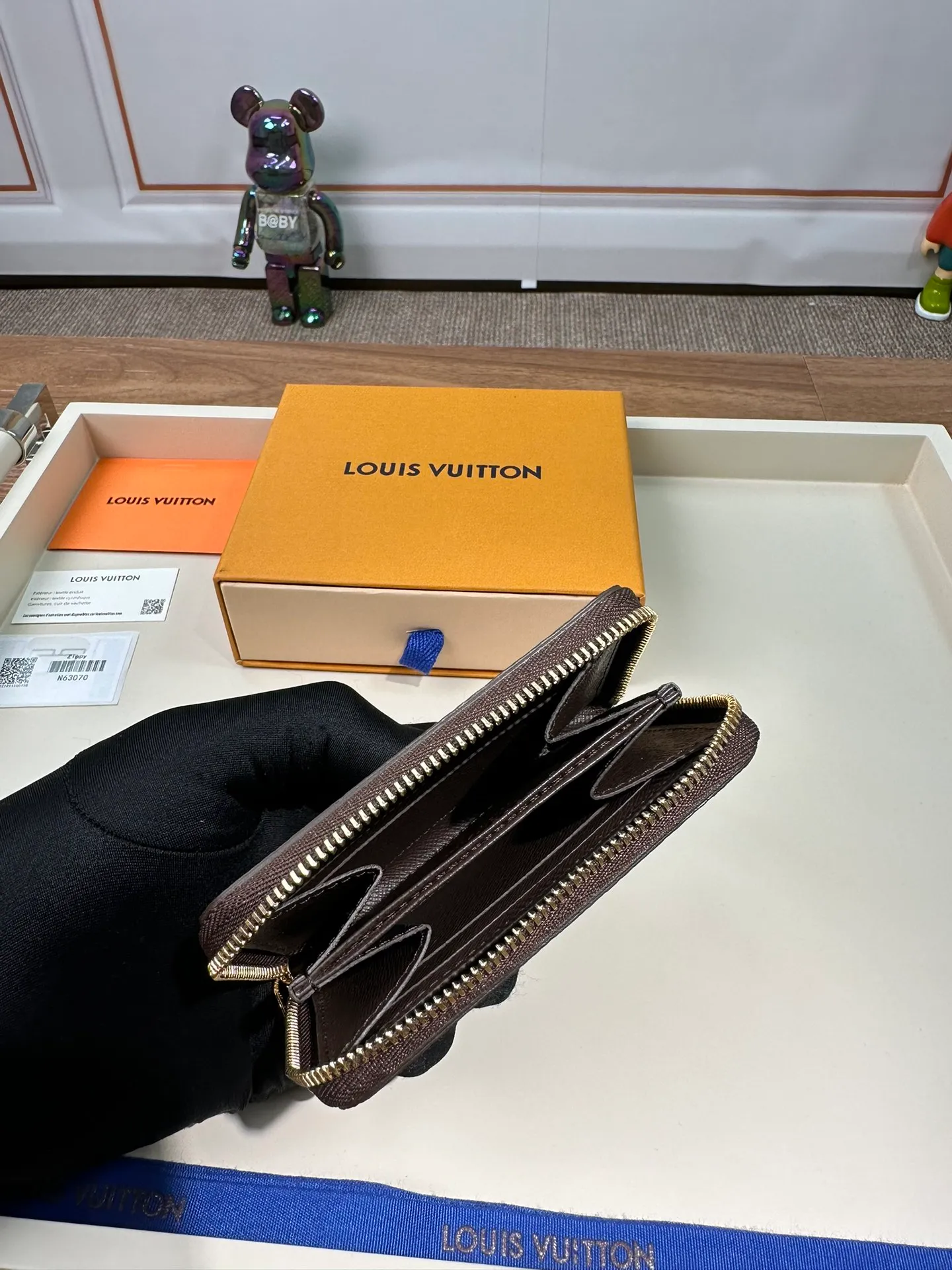 P560 N63070 [Super Authentic] This zipper coin purse provides the most ideal choice for urbanites. The bag is compact and can be used to hold change, credit cards and folded banknotes. Even if the pockets on your body are small, you can easily fit it into it. 11.0X8.0x2.0cm