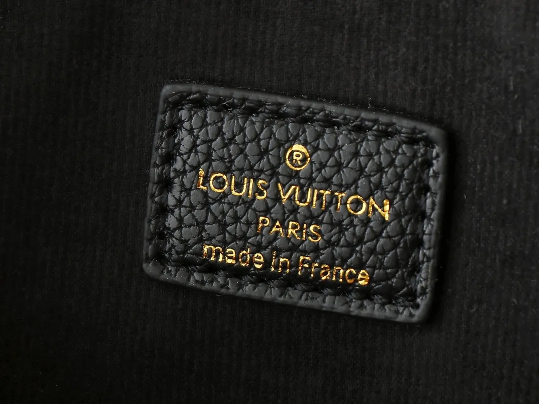 💰240💰Upgraded from the original M45522, 43170. This MONOGRAM canvas material is a new style of Melie handbag, a fashionable must-have item. Veau Cachemire leather material. Full leather embossed woven wrist double bag shopping bag. Lightweight and comfortable to carry. Unique vertical and narrow shape with modern style. Zipper pocket with metal engraved zipper puller for more personality. Size: 33x16x30cm