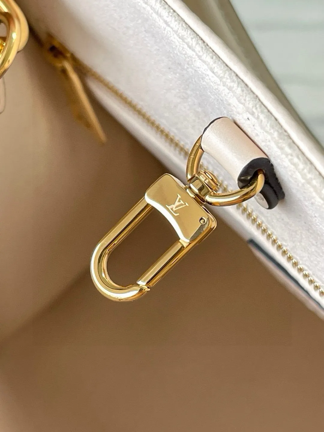 💰1040 (transcoding chip first-layer leather) top original order M46569 [ONTHEGO small handbag] Onthego small Tote bag draws inspiration from the classic Sac Plat handbag in 1968. It is made of Monogram Empreinte leather embossed with Giant Bicolor Monogram pattern to create a miniature version, which can store daily needs such as iPad Mini. Flexible handles and detachable shoulder strap enrich carrying options. Dimensions: 25 x 19 x 11.5 cm