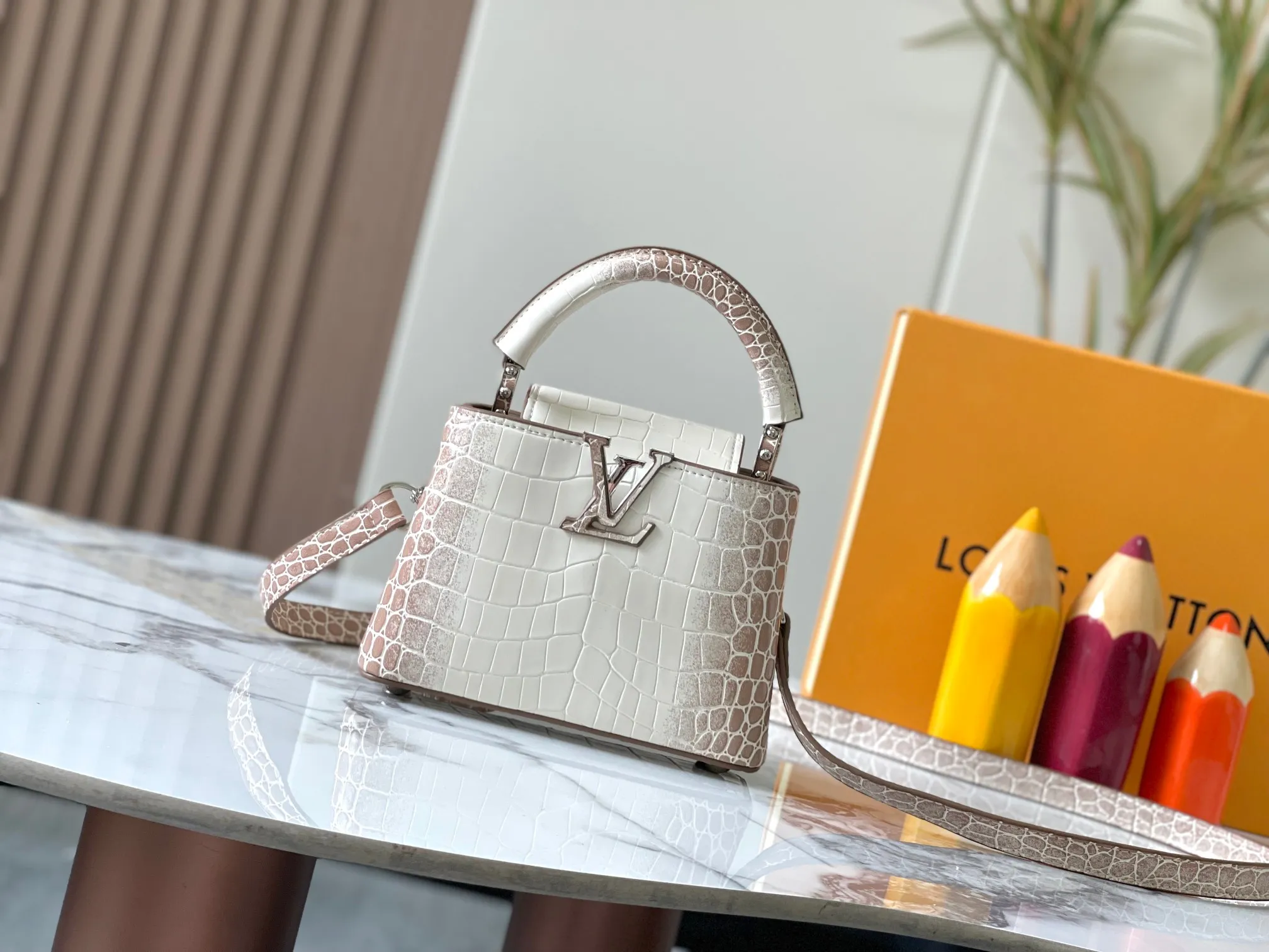 p440 [Guangzhou top quality original version] Capucines Mini Model: 98176 Color Material: Gorgeous crocodile leather with sparkling ripples Bright background color Hardware upgrade Highlights: LV initials, unique edge ring, fine Monogram flowers on the flap.  Size: 21×14×8cm