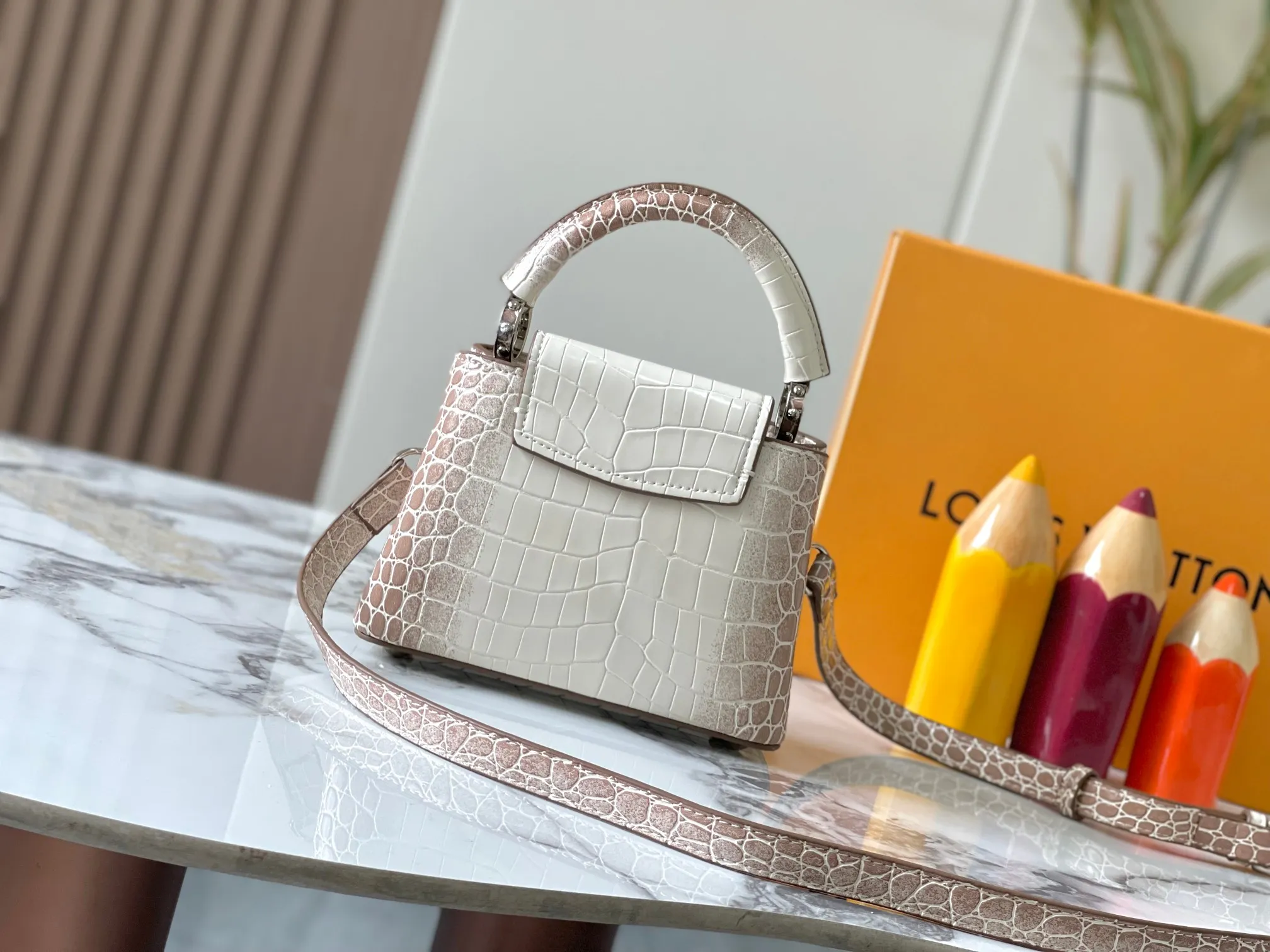 p440 [Guangzhou top quality original version] Capucines Mini Model: 98176 Color Material: Gorgeous crocodile leather with sparkling ripples Bright background color Hardware upgrade Highlights: LV initials, unique edge ring, fine Monogram flowers on the flap.  Size: 21×14×8cm