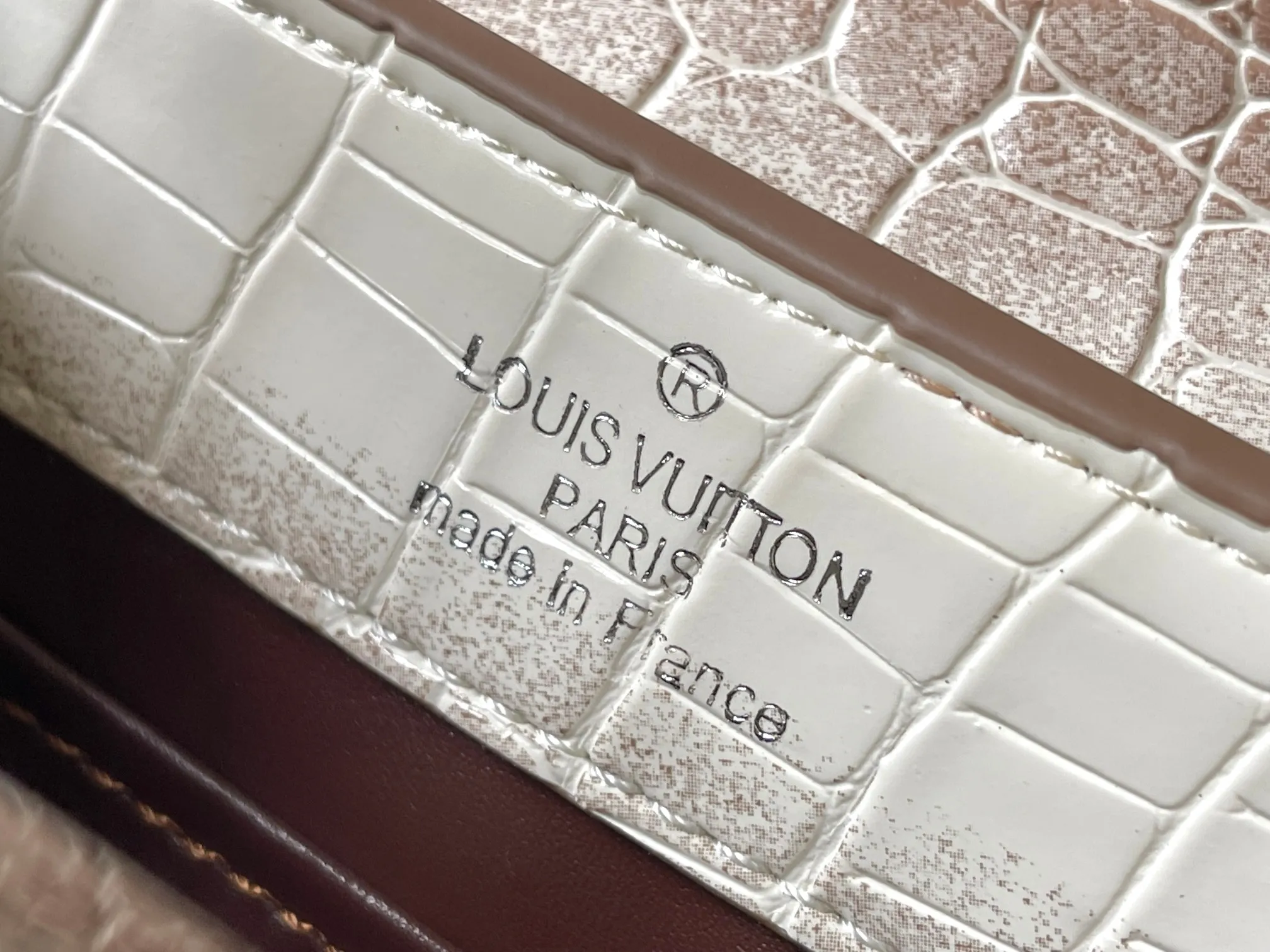 p440 [Guangzhou top quality original version] Capucines Mini Model: 98176 Color Material: Gorgeous crocodile leather with sparkling ripples Bright background color Hardware upgrade Highlights: LV initials, unique edge ring, fine Monogram flowers on the flap.  Size: 21×14×8cm