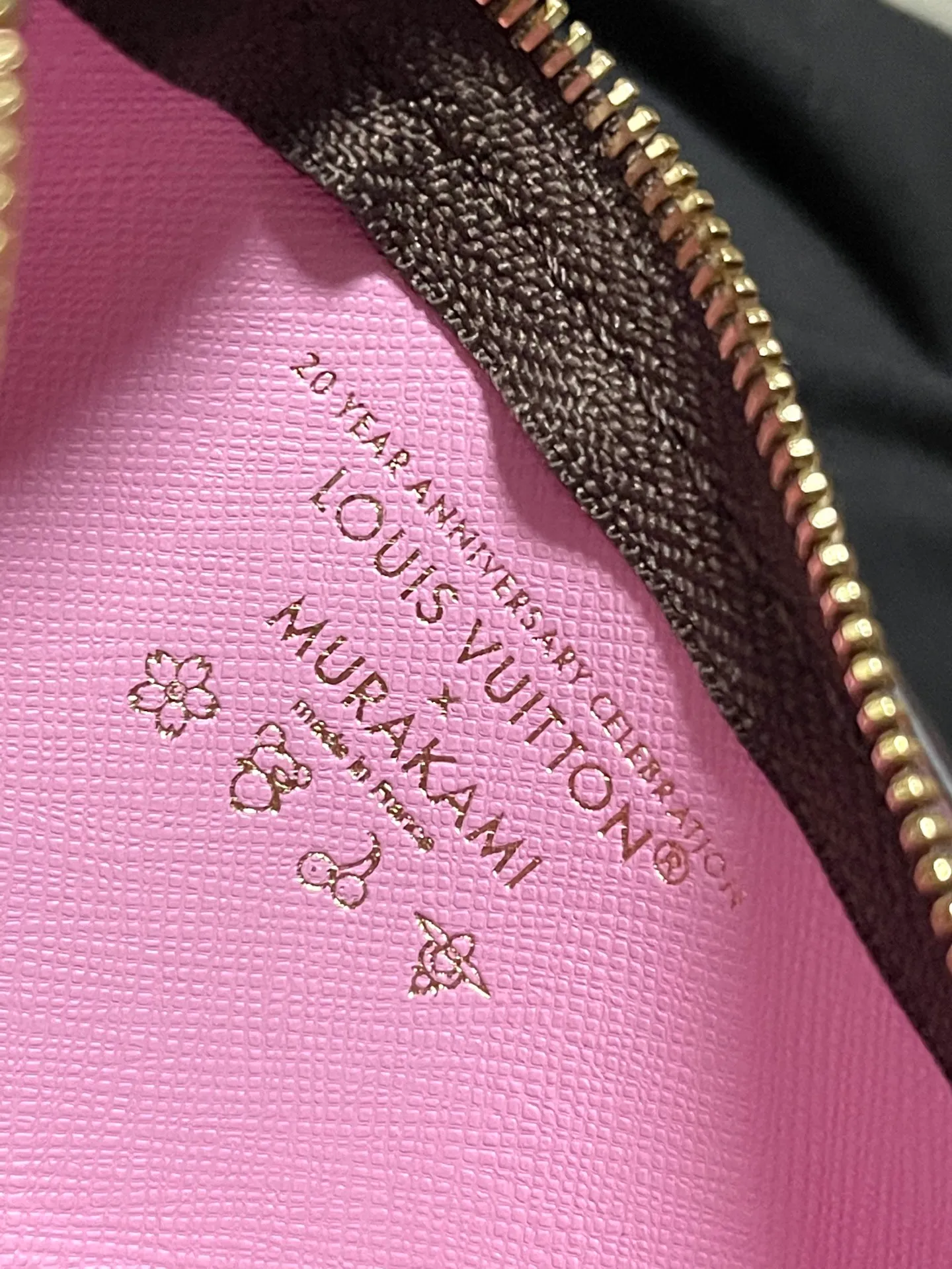 💰960 Top Original Order M13417 This Nano Bucket handbag is constructed of classic Monogram coated canvas with a sophisticated design, and is completed with cow leather trim and dazzling metal parts. The Cherry Blossom pattern on the body of the bag conveys the atmosphere of prosperous recovery and highlights the distinctive style of Japanese artist Takashi Murakami. The detachable shoulder strap allows for a variety of carrying options, and the leather keychain adds a functional detail. Dimensions: 13 × 17 × 9 cm