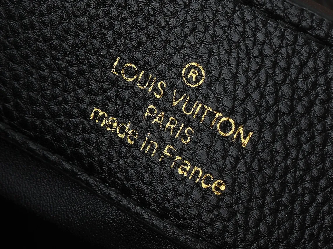 💰440💰Guangzhou goods Upgraded from the original M14381 M14970 M14393 M14972 M14971 This Capucines BB handbag quotes the design elements of the Harmony series and tells the inspiration of the Monogram flower with a gorgeous chain. The Taurillon cow leather body is embellished with a resin-coated LV logo, and the flap can be opened externally or internally to reveal a neat interior with multiple pockets. Dimensions: 27.0 x 17.3 x 9.0 cm (length x height x width)