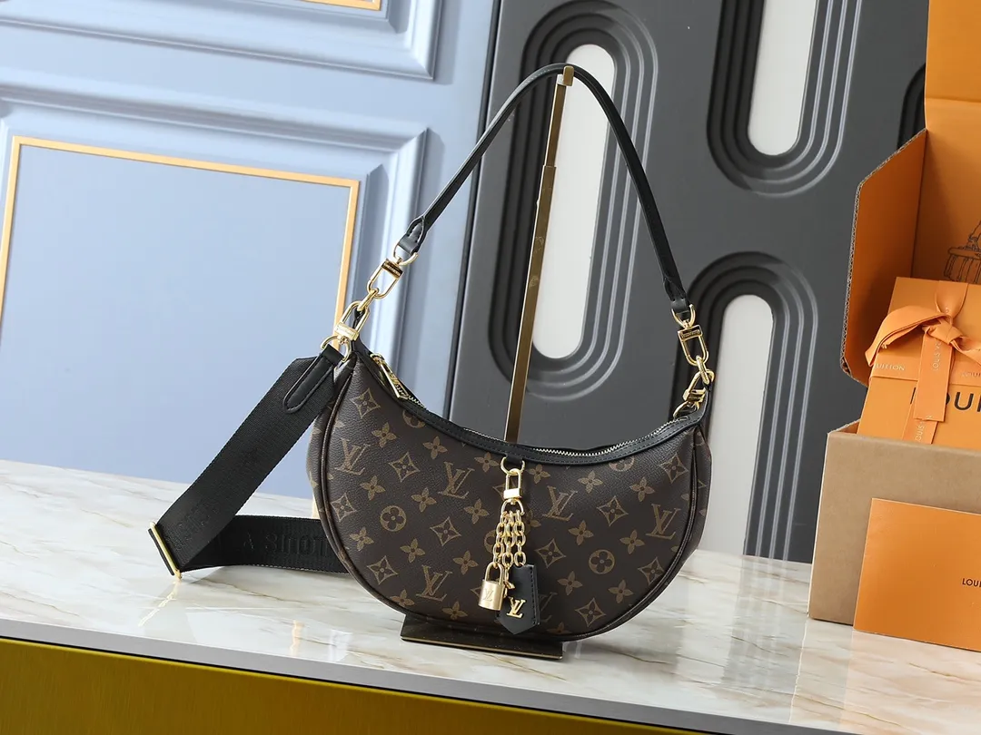 💰220💰Upgraded from the original M12939. This Looping handbag draws inspiration from the Loop handbag of the 2022 Cruise early spring series, using Monogram canvas to interpret the fashion of the 1990s. Dazzling metal hardware and detachable charms enrich the details, while the fabric shoulder strap allows for cross-body wear for day or night situations, and the smooth Toron handle allows it to be worn over the shoulder or by hand. Dimensions: 28.0 x 15.0 x 7.0 cm (length x height x width)
