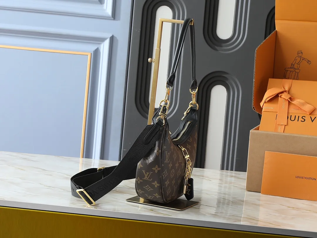 💰220💰Upgraded from the original M12939. This Looping handbag draws inspiration from the Loop handbag of the 2022 Cruise early spring series, using Monogram canvas to interpret the fashion of the 1990s. Dazzling metal hardware and detachable charms enrich the details, while the fabric shoulder strap allows for cross-body wear for day or night situations, and the smooth Toron handle allows it to be worn over the shoulder or by hand. Dimensions: 28.0 x 15.0 x 7.0 cm (length x height x width)
