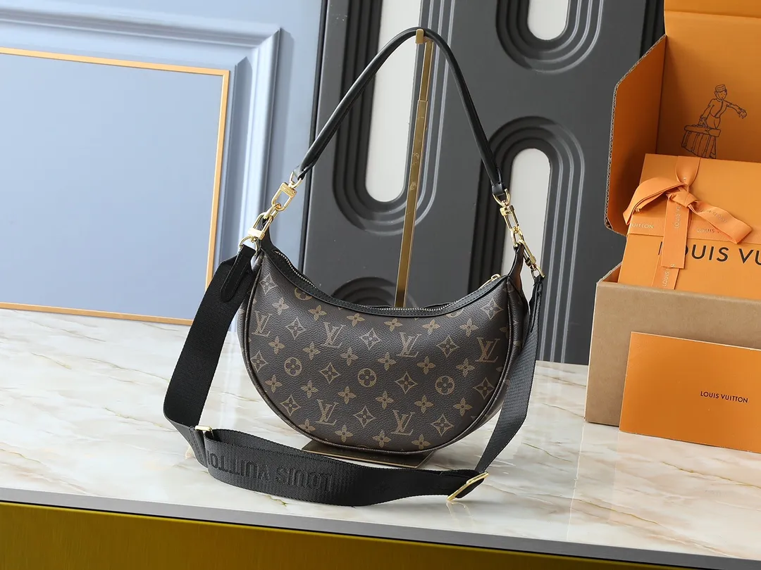 💰220💰Upgraded from the original M12939. This Looping handbag draws inspiration from the Loop handbag of the 2022 Cruise early spring series, using Monogram canvas to interpret the fashion of the 1990s. Dazzling metal hardware and detachable charms enrich the details, while the fabric shoulder strap allows for cross-body wear for day or night situations, and the smooth Toron handle allows it to be worn over the shoulder or by hand. Dimensions: 28.0 x 15.0 x 7.0 cm (length x height x width)