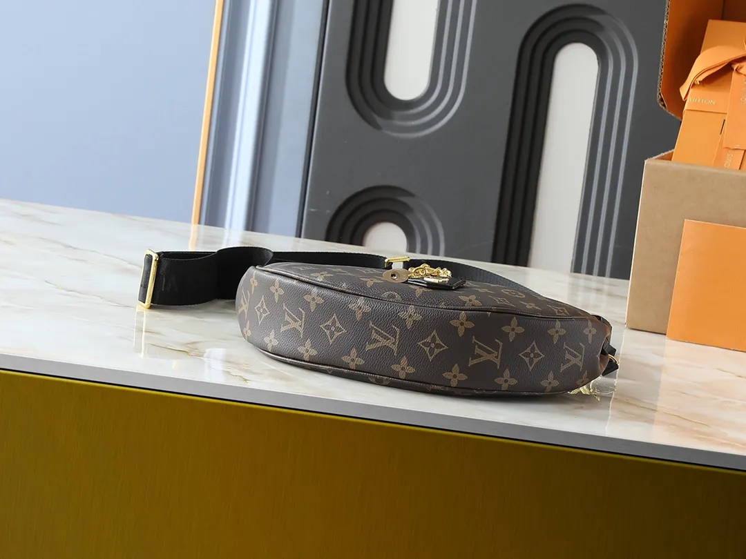 💰220💰Upgraded from the original M12939. This Looping handbag draws inspiration from the Loop handbag of the 2022 Cruise early spring series, using Monogram canvas to interpret the fashion of the 1990s. Dazzling metal hardware and detachable charms enrich the details, while the fabric shoulder strap allows for cross-body wear for day or night situations, and the smooth Toron handle allows it to be worn over the shoulder or by hand. Dimensions: 28.0 x 15.0 x 7.0 cm (length x height x width)