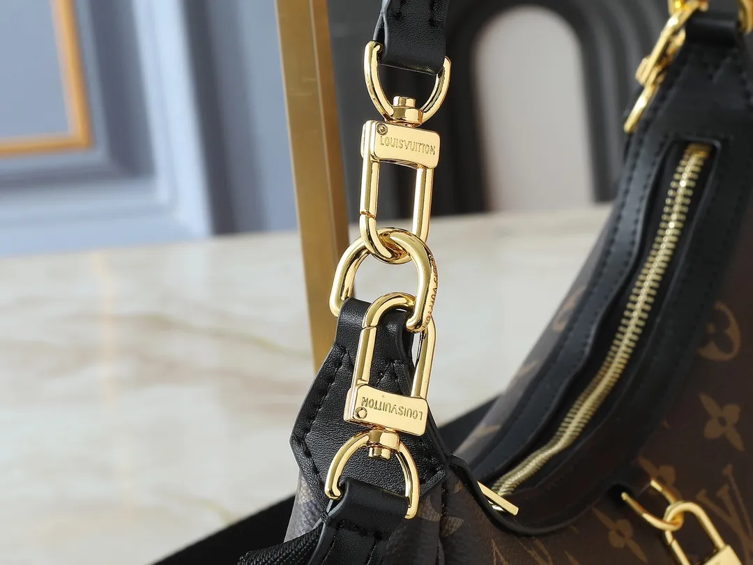 💰220💰Upgraded from the original M12939. This Looping handbag draws inspiration from the Loop handbag of the 2022 Cruise early spring series, using Monogram canvas to interpret the fashion of the 1990s. Dazzling metal hardware and detachable charms enrich the details, while the fabric shoulder strap allows for cross-body wear for day or night situations, and the smooth Toron handle allows it to be worn over the shoulder or by hand. Dimensions: 28.0 x 15.0 x 7.0 cm (length x height x width)