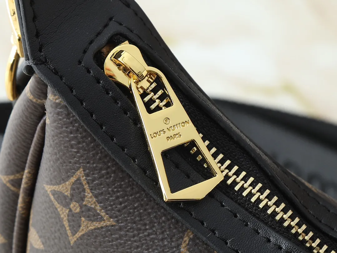 💰220💰Upgraded from the original M12939. This Looping handbag draws inspiration from the Loop handbag of the 2022 Cruise early spring series, using Monogram canvas to interpret the fashion of the 1990s. Dazzling metal hardware and detachable charms enrich the details, while the fabric shoulder strap allows for cross-body wear for day or night situations, and the smooth Toron handle allows it to be worn over the shoulder or by hand. Dimensions: 28.0 x 15.0 x 7.0 cm (length x height x width)