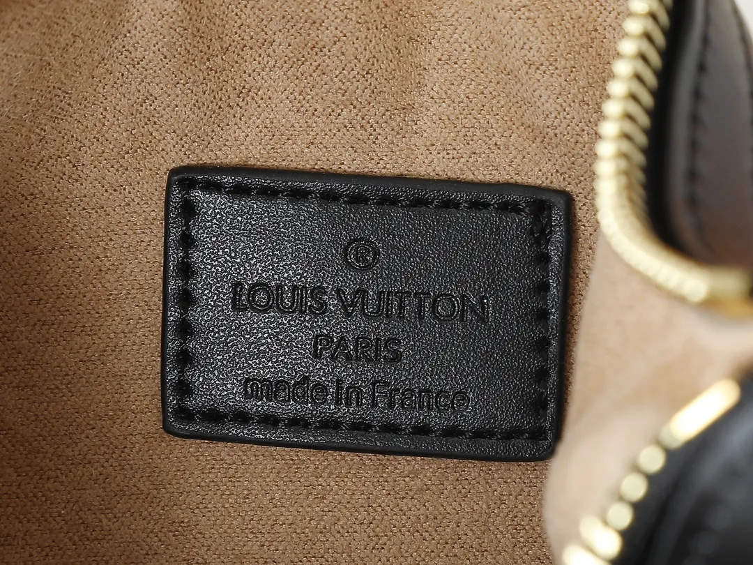 💰220💰Upgraded from the original M12939. This Looping handbag draws inspiration from the Loop handbag of the 2022 Cruise early spring series, using Monogram canvas to interpret the fashion of the 1990s. Dazzling metal hardware and detachable charms enrich the details, while the fabric shoulder strap allows for cross-body wear for day or night situations, and the smooth Toron handle allows it to be worn over the shoulder or by hand. Dimensions: 28.0 x 15.0 x 7.0 cm (length x height x width)