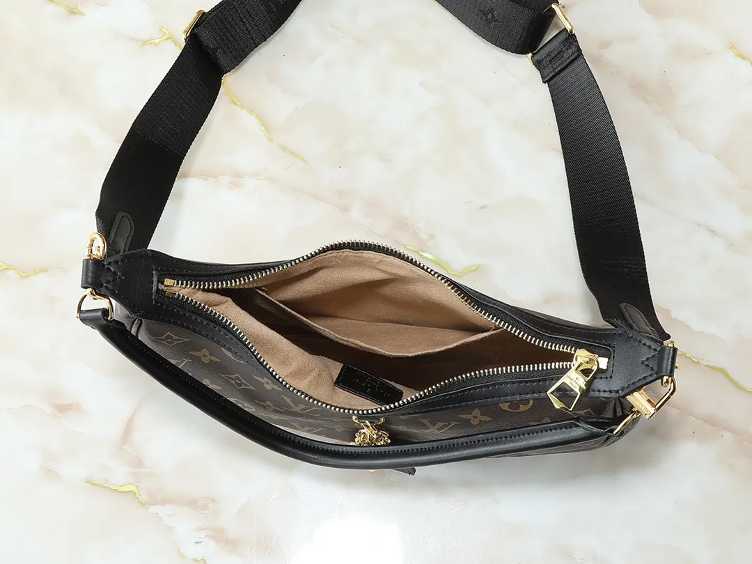 💰220💰Upgraded from the original M12939. This Looping handbag draws inspiration from the Loop handbag of the 2022 Cruise early spring series, using Monogram canvas to interpret the fashion of the 1990s. Dazzling metal hardware and detachable charms enrich the details, while the fabric shoulder strap allows for cross-body wear for day or night situations, and the smooth Toron handle allows it to be worn over the shoulder or by hand. Dimensions: 28.0 x 15.0 x 7.0 cm (length x height x width)