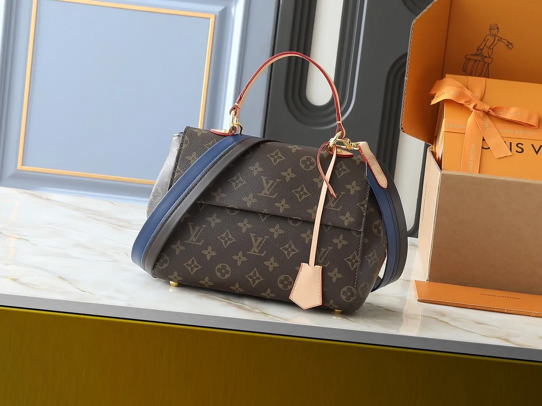 💰260💰Upgraded from the original M42738 M44863. The pure structure and silhouette of this CLUNY BB handbag will never go out of style, and the straps adopt bright colors that are popular nowadays. The Cluny bag is very practical and is the ideal business bag. The top handle can meet the different requirements of hand carry and elbow carry, and the removable shoulder strap can also meet the requirements of shoulder carrying. Magnetic clasp keeps personal finances safely stored. 28.0x 20.0x 10.0cm