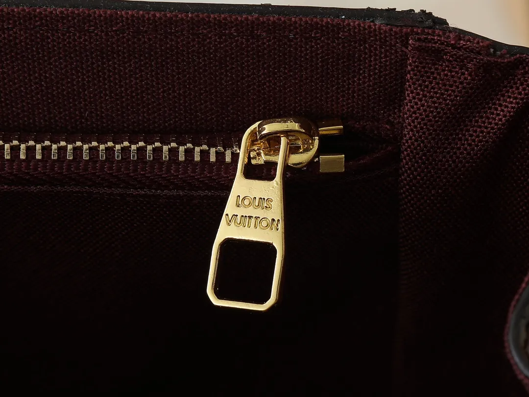 💰260💰Upgraded from the original M42738 M44863. The pure structure and silhouette of this CLUNY BB handbag will never go out of style, and the straps adopt bright colors that are popular nowadays. The Cluny bag is very practical and is the ideal business bag. The top handle can meet the different requirements of hand carry and elbow carry, and the removable shoulder strap can also meet the requirements of shoulder carrying. Magnetic clasp keeps personal finances safely stored. 28.0x 20.0x 10.0cm