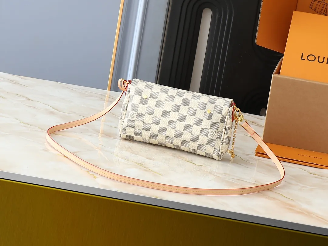 💰160💰Upgraded original M40717 presbyopic N41277 white check N41276 brown check This is a small and lightweight handbag made of Monogram canvas. It is a classic style that you can carry on any occasion. The magnet adsorption buckle is more convenient to use. Dimensions: 24.0 x 14.0 x 5.0 cm (length x height x width)