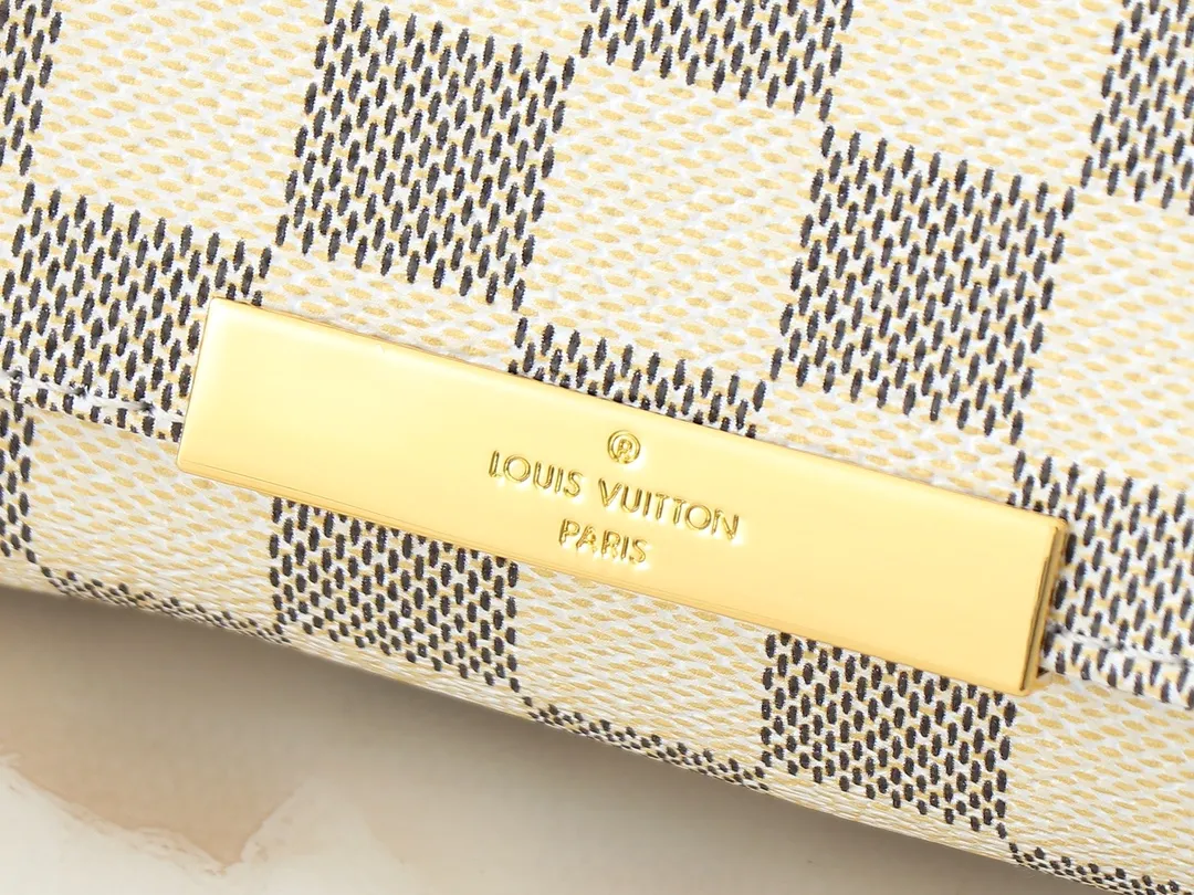 💰160💰Upgraded original M40717 presbyopic N41277 white check N41276 brown check This is a small and lightweight handbag made of Monogram canvas. It is a classic style that you can carry on any occasion. The magnet adsorption buckle is more convenient to use. Dimensions: 24.0 x 14.0 x 5.0 cm (length x height x width)