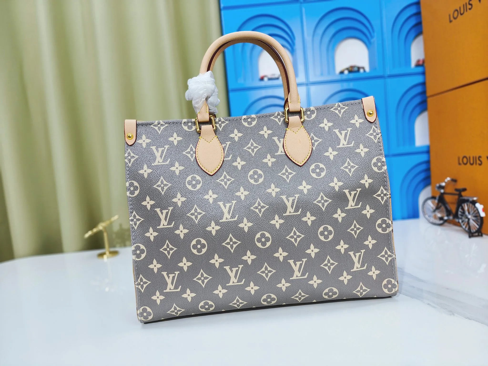 💰240💰Upgraded from the original M12465 M12775 M45607 MM45595 M46531 M45495 This Monogram Ink series OnTheGo medium handbag has a matte texture of smooth cow leather, and the rivet tabs on the corners pay tribute to the brand's classic hard box design. The neat interior has a large zipper pocket for storing banknotes and receipts. Dimensions: 35.0 x 27.0 x 14.0 cm (length x height x width)
