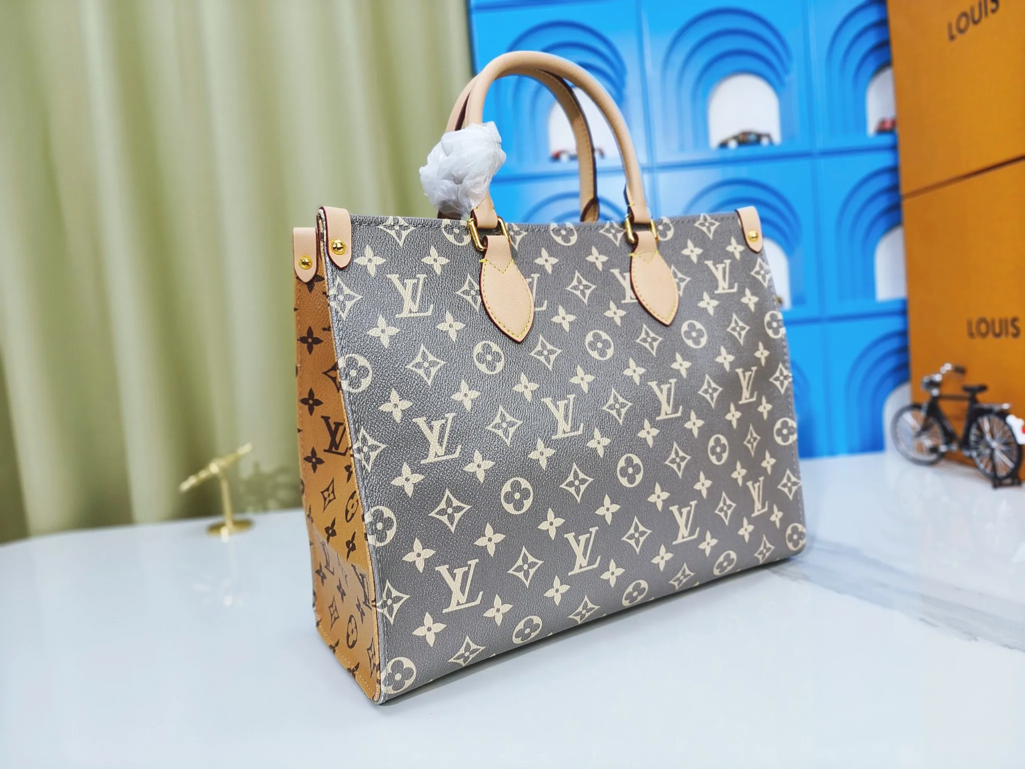 💰240💰Upgraded from the original M12465 M12775 M45607 MM45595 M46531 M45495 This Monogram Ink series OnTheGo medium handbag has a matte texture of smooth cow leather, and the rivet tabs on the corners pay tribute to the brand's classic hard box design. The neat interior has a large zipper pocket for storing banknotes and receipts. Dimensions: 35.0 x 27.0 x 14.0 cm (length x height x width)
