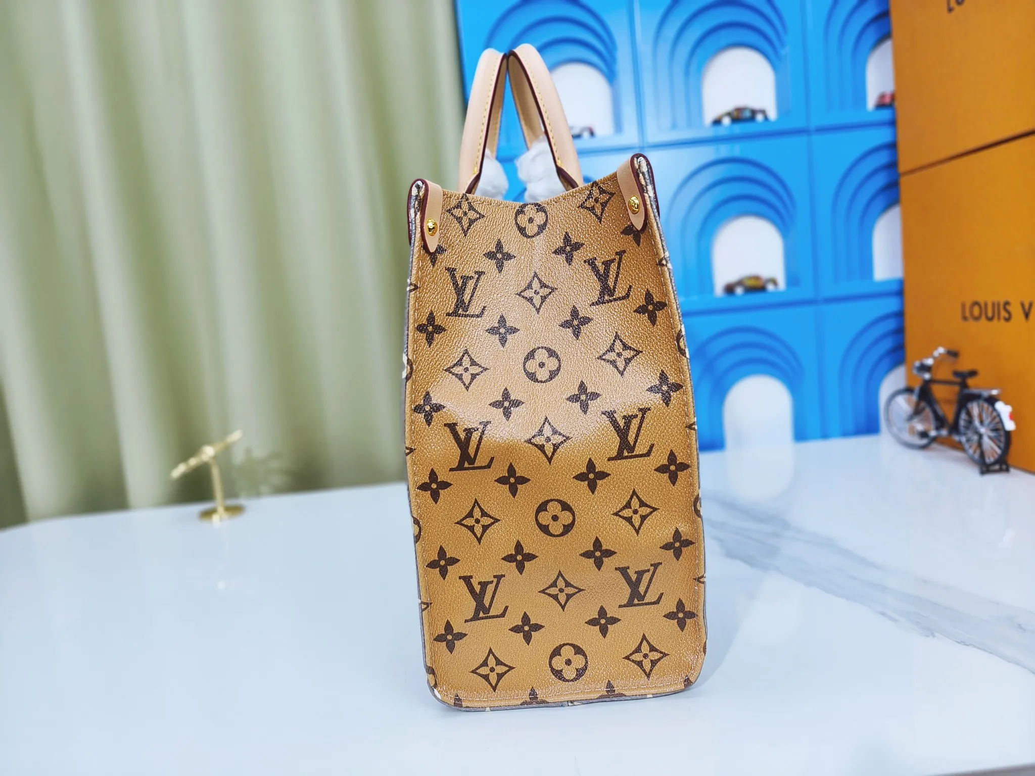 💰240💰Upgraded from the original M12465 M12775 M45607 MM45595 M46531 M45495 This Monogram Ink series OnTheGo medium handbag has a matte texture of smooth cow leather, and the rivet tabs on the corners pay tribute to the brand's classic hard box design. The neat interior has a large zipper pocket for storing banknotes and receipts. Dimensions: 35.0 x 27.0 x 14.0 cm (length x height x width)