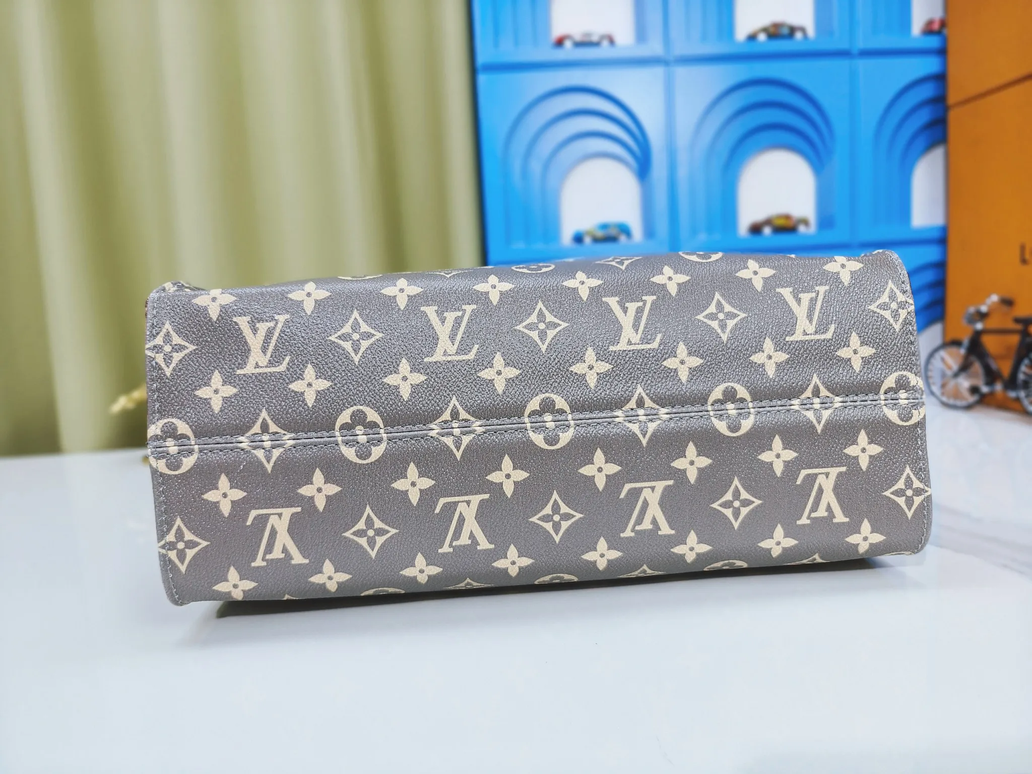 💰240💰Upgraded from the original M12465 M12775 M45607 MM45595 M46531 M45495 This Monogram Ink series OnTheGo medium handbag has a matte texture of smooth cow leather, and the rivet tabs on the corners pay tribute to the brand's classic hard box design. The neat interior has a large zipper pocket for storing banknotes and receipts. Dimensions: 35.0 x 27.0 x 14.0 cm (length x height x width)