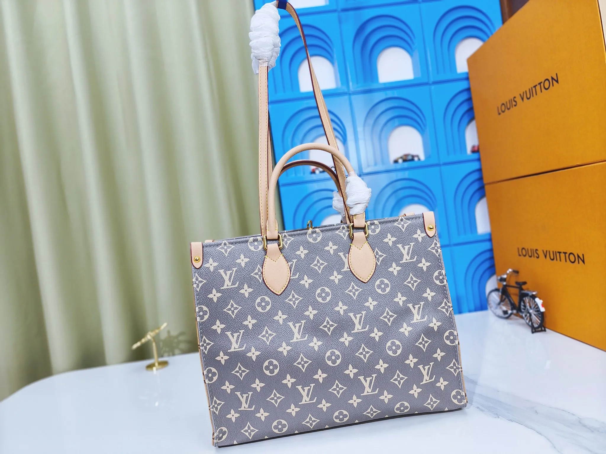 💰240💰Upgraded from the original M12465 M12775 M45607 MM45595 M46531 M45495 This Monogram Ink series OnTheGo medium handbag has a matte texture of smooth cow leather, and the rivet tabs on the corners pay tribute to the brand's classic hard box design. The neat interior has a large zipper pocket for storing banknotes and receipts. Dimensions: 35.0 x 27.0 x 14.0 cm (length x height x width)