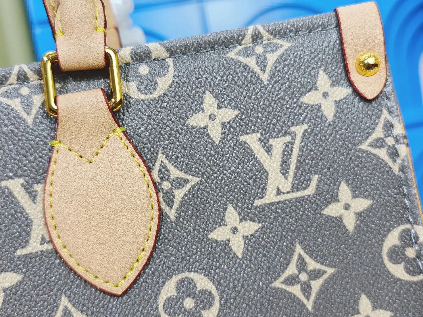 💰240💰Upgraded from the original M12465 M12775 M45607 MM45595 M46531 M45495 This Monogram Ink series OnTheGo medium handbag has a matte texture of smooth cow leather, and the rivet tabs on the corners pay tribute to the brand's classic hard box design. The neat interior has a large zipper pocket for storing banknotes and receipts. Dimensions: 35.0 x 27.0 x 14.0 cm (length x height x width)