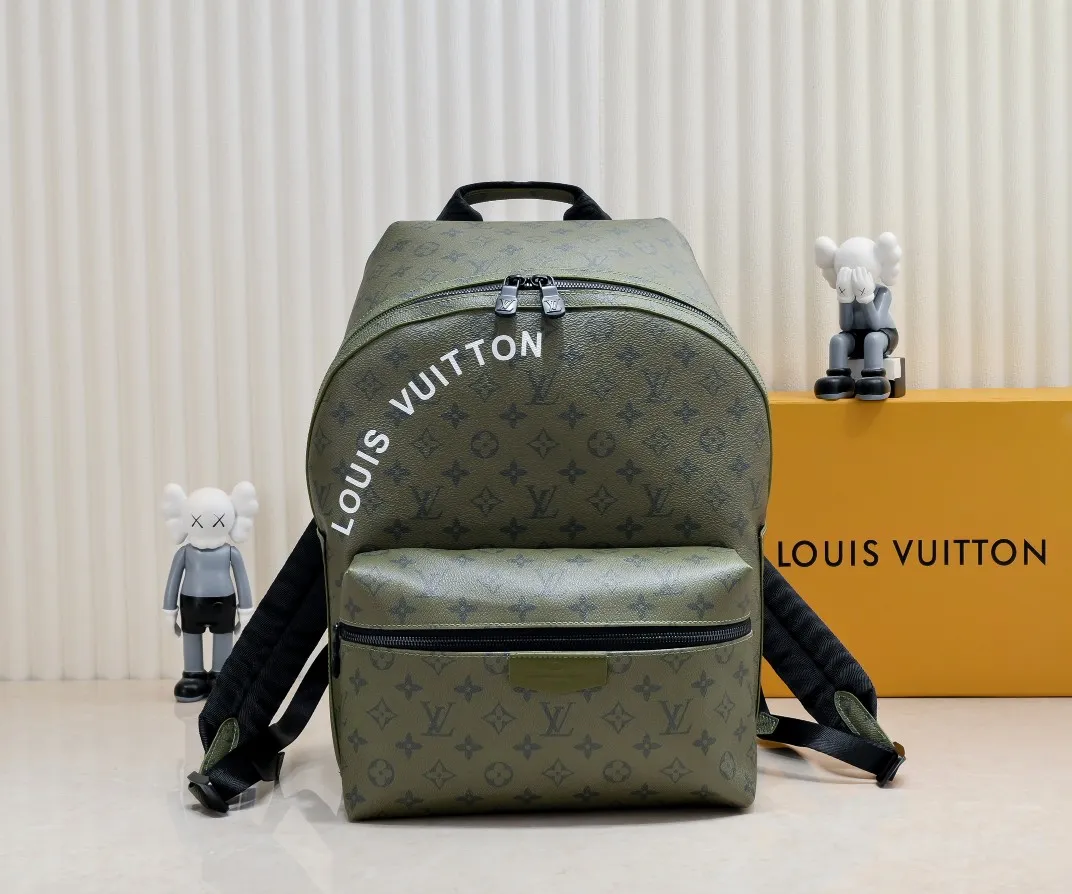 ¥420💰 Exclusive real shot-upgraded version ‼ ️M46802 This Discovery Small Backpack is made of Monogram coated canvas dip-dyed in earth tones, and is embellished with the Louis Vuitton logo and detachable nameplate. It features roomy front pockets, interior pockets and an iPad pocket, making it ideal for everyday use. Dimensions: 29.0 x 38.0 x 20.0 cm (length x height x width)