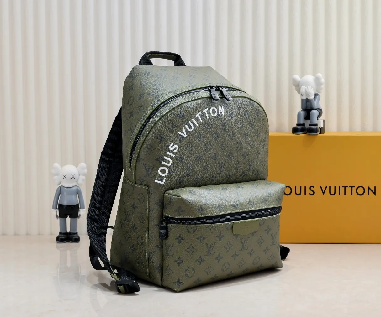 ¥420💰 Exclusive real shot-upgraded version ‼ ️M46802 This Discovery Small Backpack is made of Monogram coated canvas dip-dyed in earth tones, and is embellished with the Louis Vuitton logo and detachable nameplate. It features roomy front pockets, interior pockets and an iPad pocket, making it ideal for everyday use. Dimensions: 29.0 x 38.0 x 20.0 cm (length x height x width)