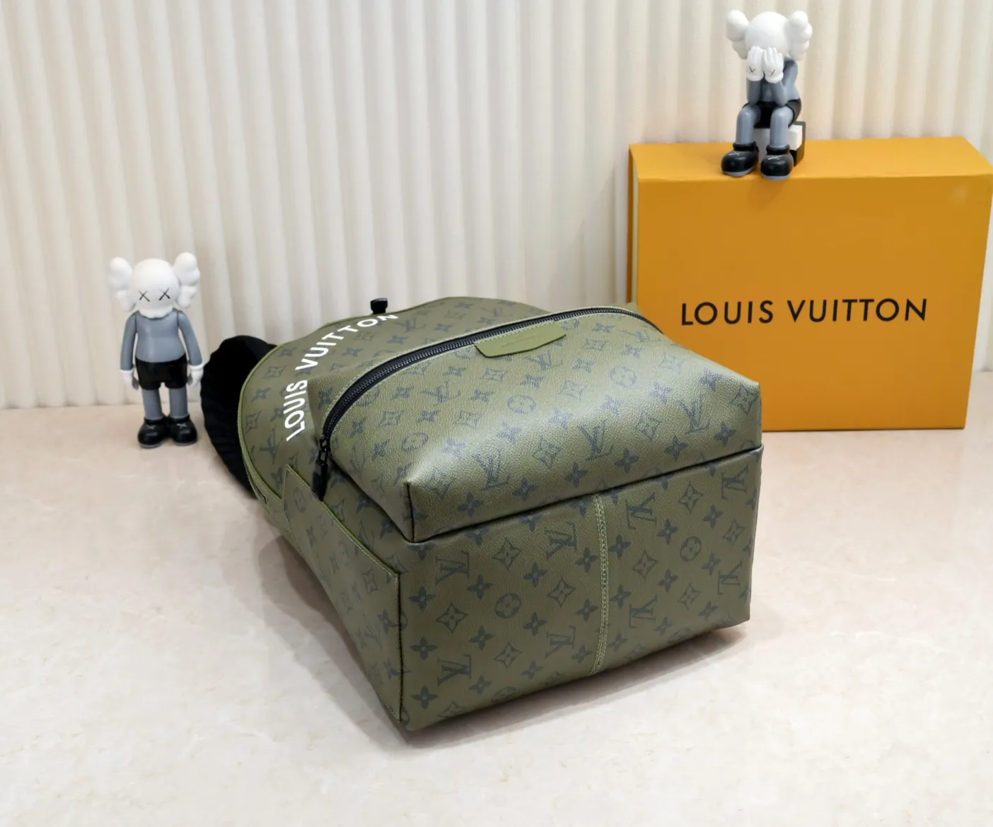 ¥420💰 Exclusive real shot-upgraded version ‼ ️M46802 This Discovery Small Backpack is made of Monogram coated canvas dip-dyed in earth tones, and is embellished with the Louis Vuitton logo and detachable nameplate. It features roomy front pockets, interior pockets and an iPad pocket, making it ideal for everyday use. Dimensions: 29.0 x 38.0 x 20.0 cm (length x height x width)