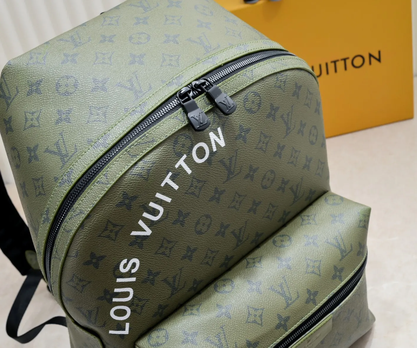 ¥420💰 Exclusive real shot-upgraded version ‼ ️M46802 This Discovery Small Backpack is made of Monogram coated canvas dip-dyed in earth tones, and is embellished with the Louis Vuitton logo and detachable nameplate. It features roomy front pockets, interior pockets and an iPad pocket, making it ideal for everyday use. Dimensions: 29.0 x 38.0 x 20.0 cm (length x height x width)