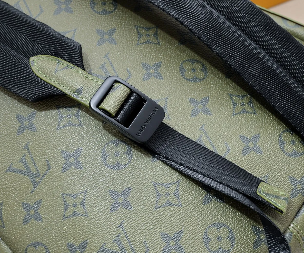 ¥420💰 Exclusive real shot-upgraded version ‼ ️M46802 This Discovery Small Backpack is made of Monogram coated canvas dip-dyed in earth tones, and is embellished with the Louis Vuitton logo and detachable nameplate. It features roomy front pockets, interior pockets and an iPad pocket, making it ideal for everyday use. Dimensions: 29.0 x 38.0 x 20.0 cm (length x height x width)