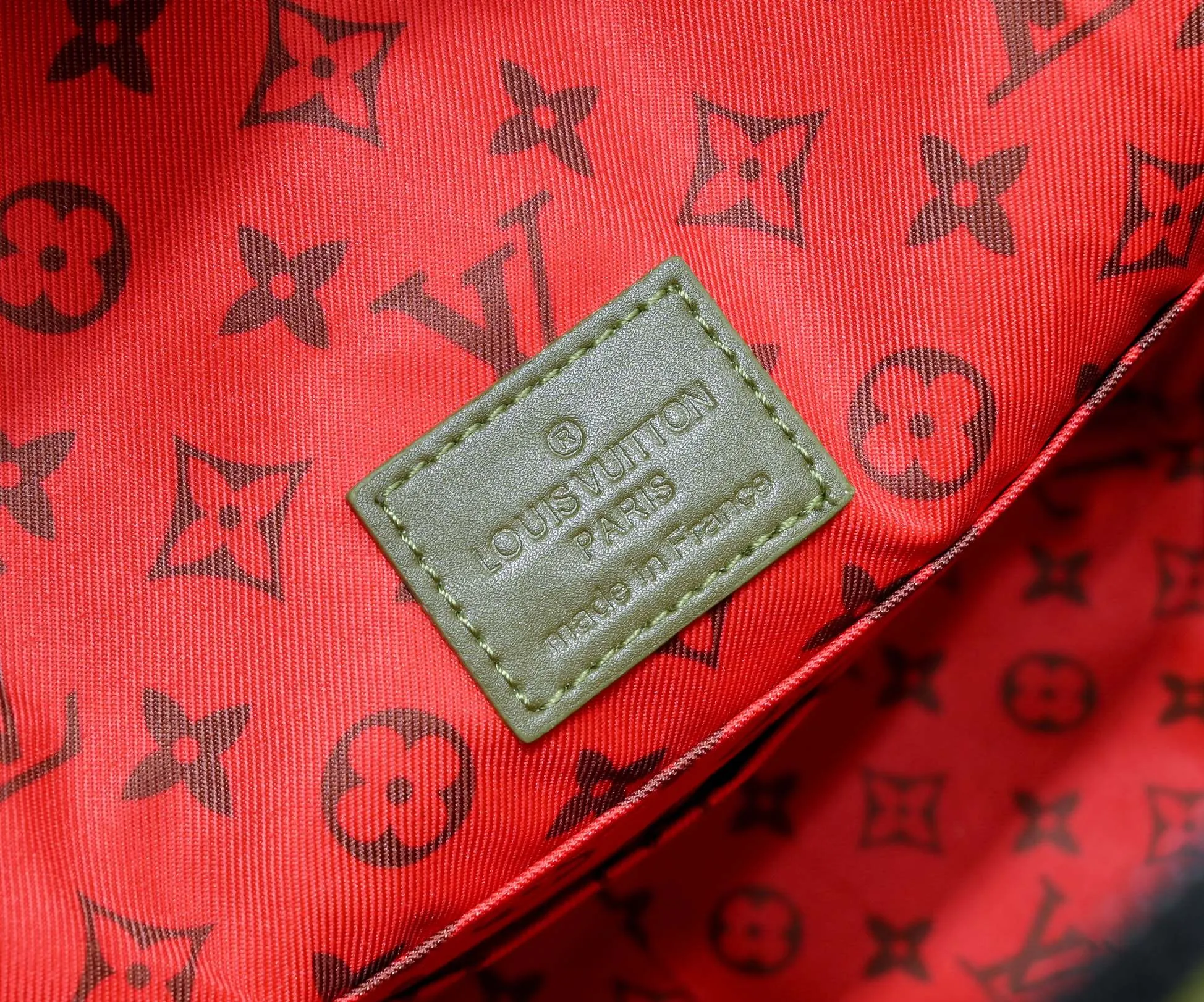 ¥420💰 Exclusive real shot-upgraded version ‼ ️M46802 This Discovery Small Backpack is made of Monogram coated canvas dip-dyed in earth tones, and is embellished with the Louis Vuitton logo and detachable nameplate. It features roomy front pockets, interior pockets and an iPad pocket, making it ideal for everyday use. Dimensions: 29.0 x 38.0 x 20.0 cm (length x height x width)
